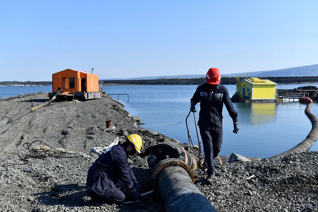 Workers taking the pipes apart at the dump site. Talnakhskaya Enrichment Factory Waste Tailings Storage Facility. Photo: Yury Kozyrev, Novaya Gazeta