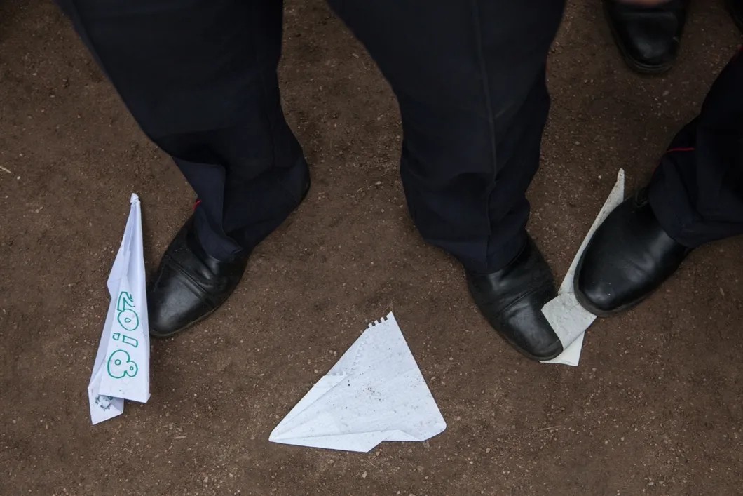 Самолетики, символы Telegram, под ногами полицейских. Фото: Елена Лукьянова / «Новая газета в Петербурге»