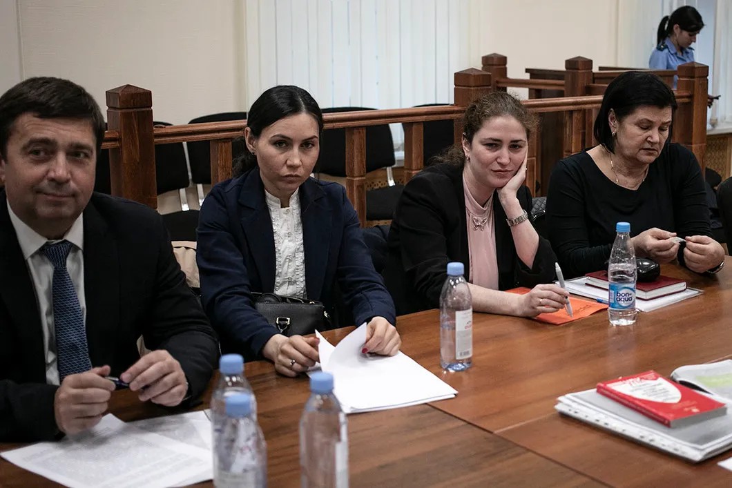 Софья Апфельбаум (вторая справа) с адвокатами в суде 18 апреля. Фото: Влад Докшин / «Новая газета»