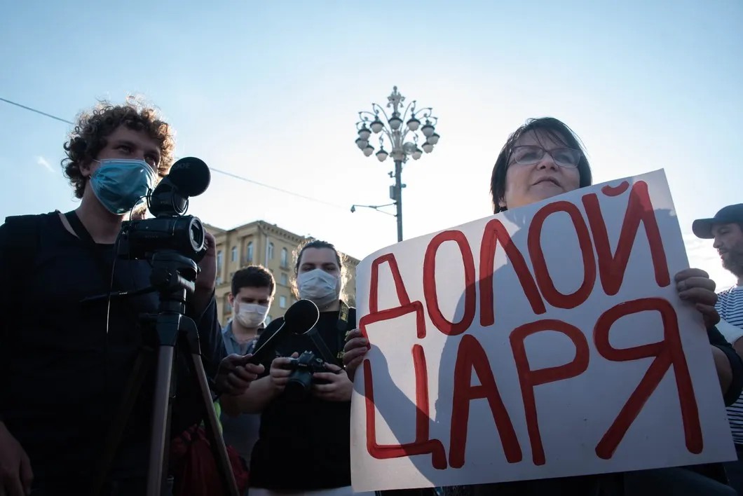Юлия Галямина на Пушкинской площади во время акции против принятия поправок в Конституцию, 1 июля 2020 года. Фото: Виктория Одиссонова / «Новая газета»