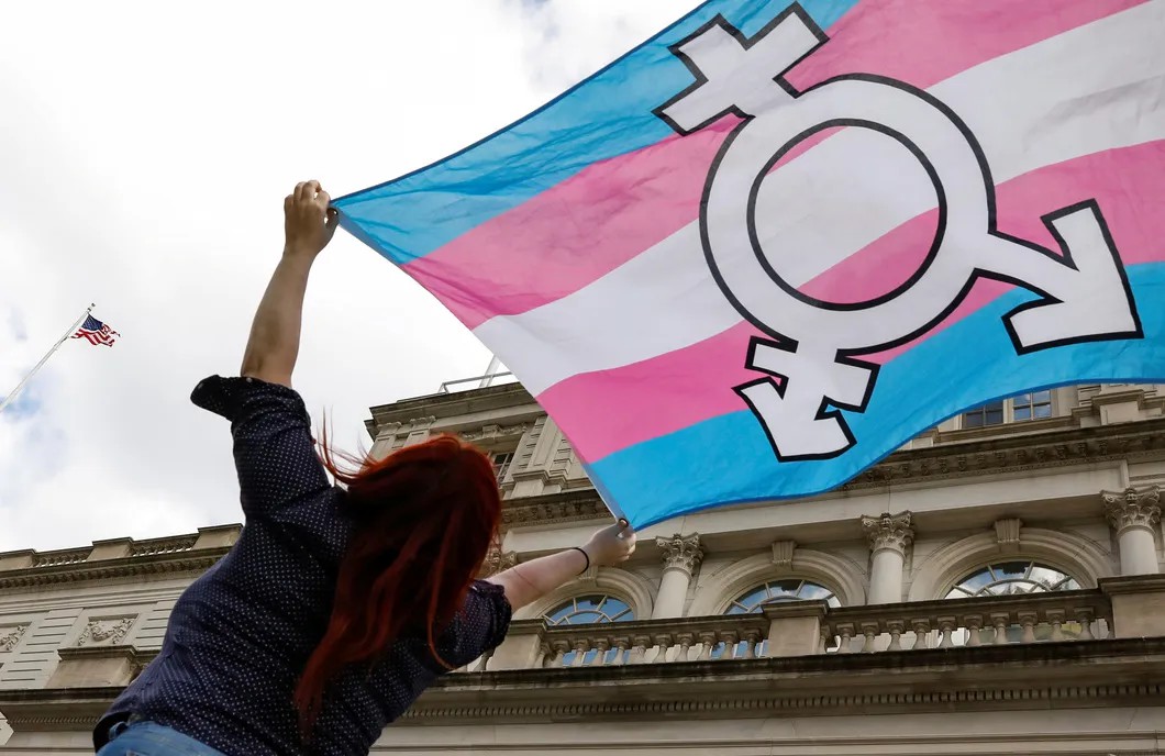 Символ трансгендерности на протестах в США. Фото: Reuters