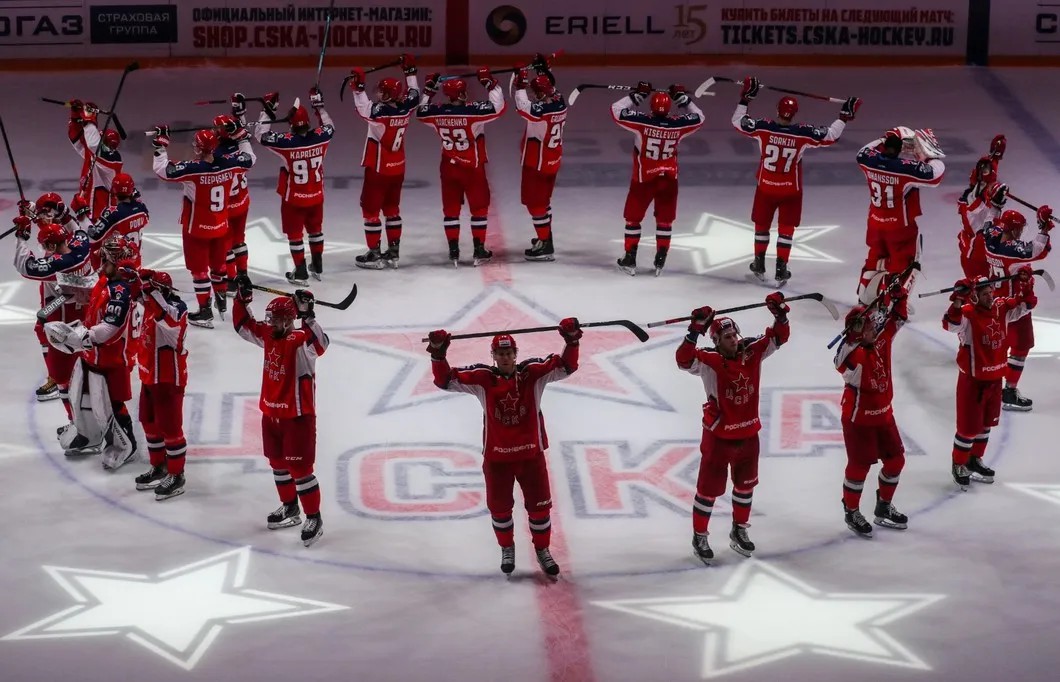 Игроки ЦСКА после победы в матче 1/4 финала плей-офф Кубка Гагарина. 2 марта 2020 года. Фото: Сергей Савостьянов / ТАСС