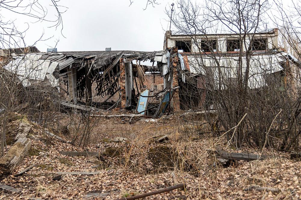 Почти все здания цехов закрытого завода обрушены. Фото: Арден Аркман / «Новая газета»