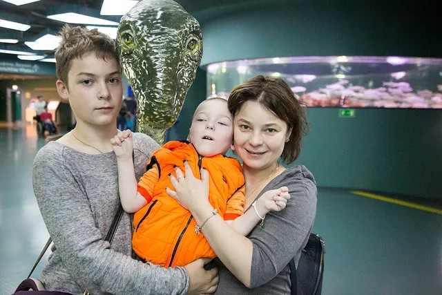 Екатерина Коннова со старшим 15-летним сыном и шестилетним Арсением. Фото: «Дом с маяком»