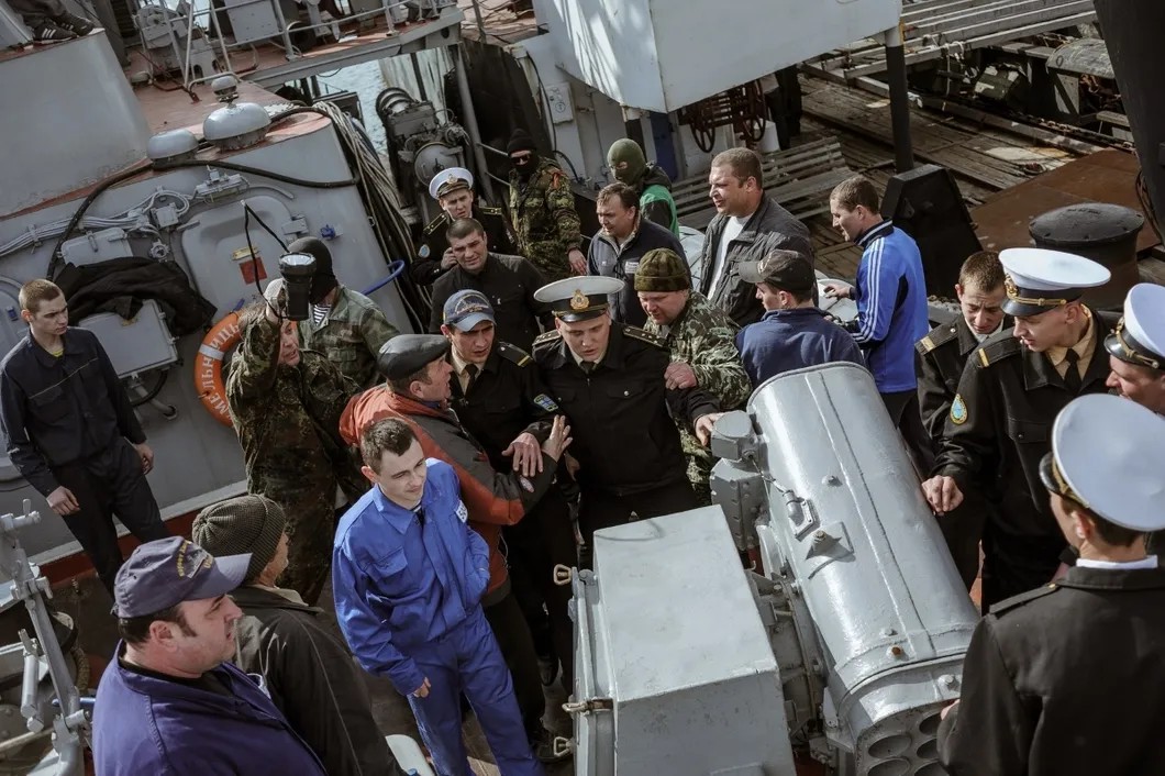 Члены севастопольской народной дружины выводят на палубу капитана захваченного корвета ВСУ «Хмельницкий». Фото: Андрей Любимов