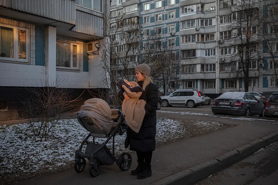 Екатерина позирует с сыном Ярославом во время прогулки. Фото: Влад Докшин / «Новая»