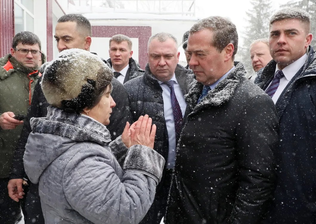 Сквозь строй охраны прорвалась и повалилась перед главой правительства на колени женщина... Фото: РИА Новости