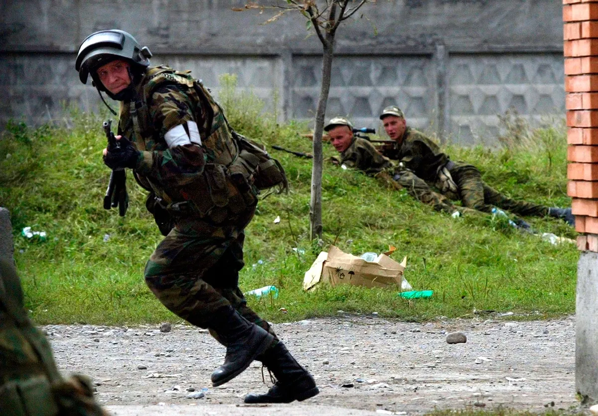 3 сентября 2004 года. Во время штурма школы. Фото: AP / TASS 