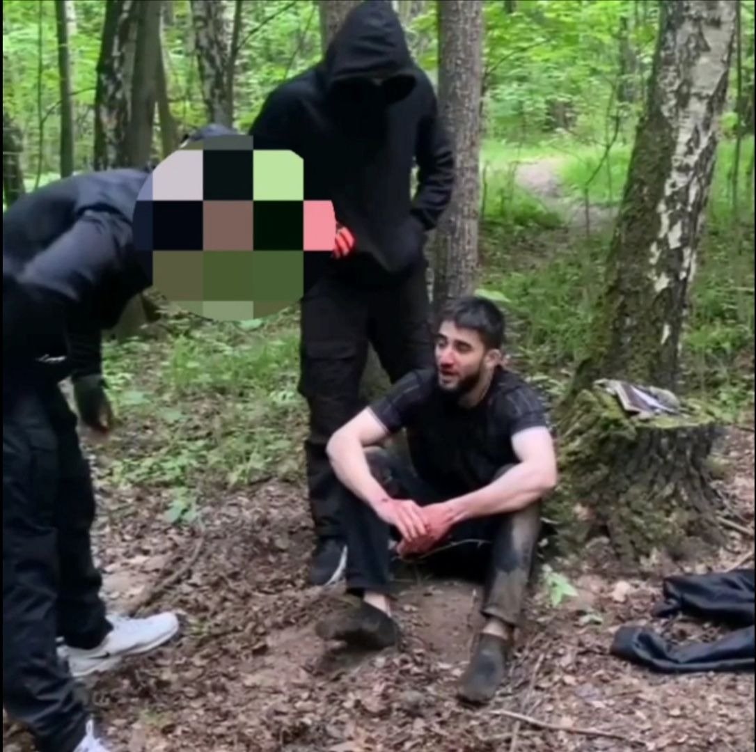 Это скриншот с видео из канала Параграфа. «Воспитательная беседа» с одним из пойманных «педофилов»