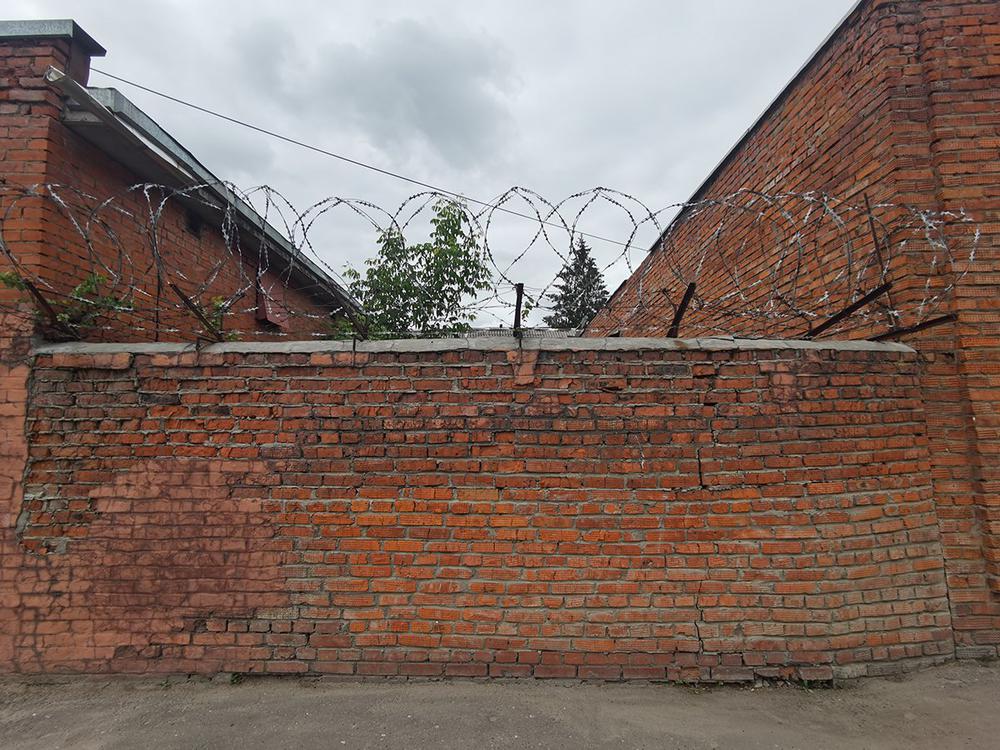 Забор муниципальной типографии Коломны. Фото: Надежда Исаева / «Новая газета»