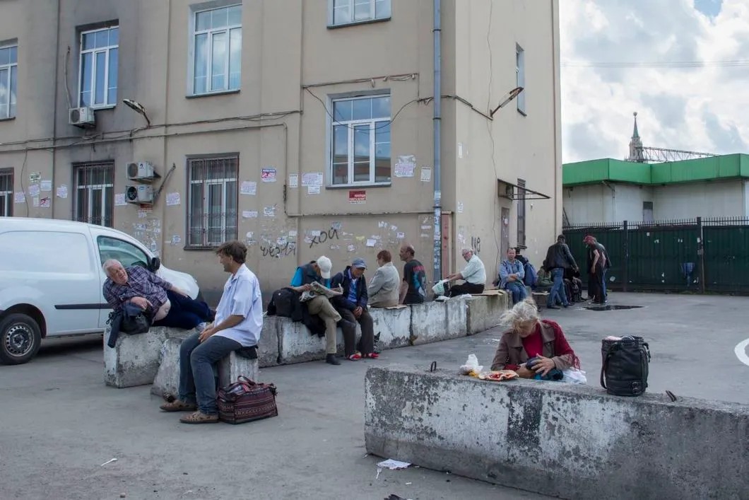 Площадка за Ярославским вокзалом, где собираются бездомные. Фото: Светлана Виданова, Мария Шагина, специально для «Новой»