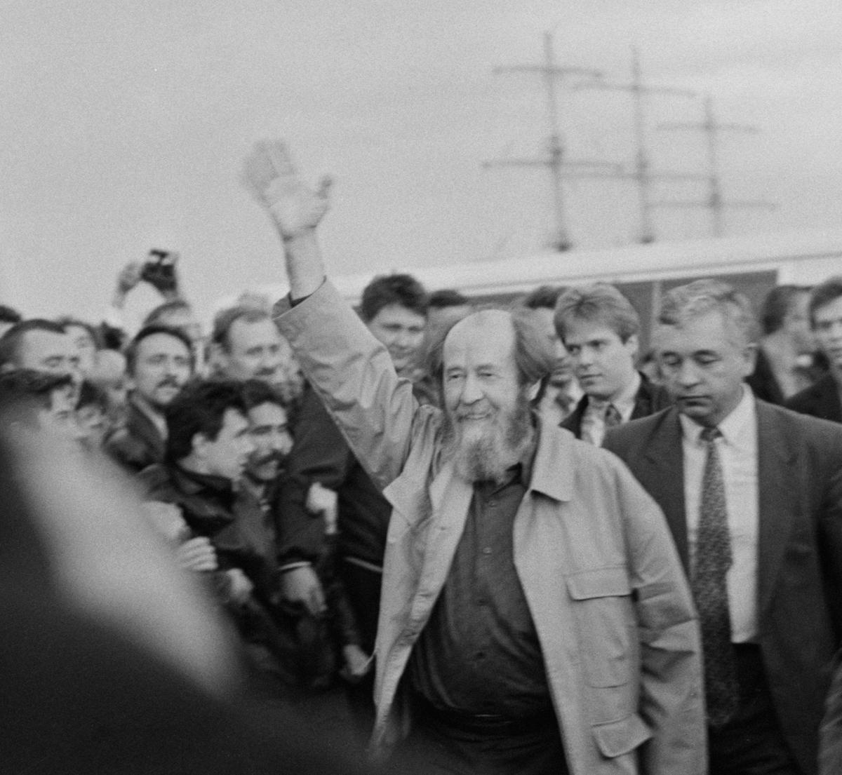 Возвращение писателя А.И. Солженицына в Россию из эмиграции. Фото: Владимир Тарабащук / ТАСС