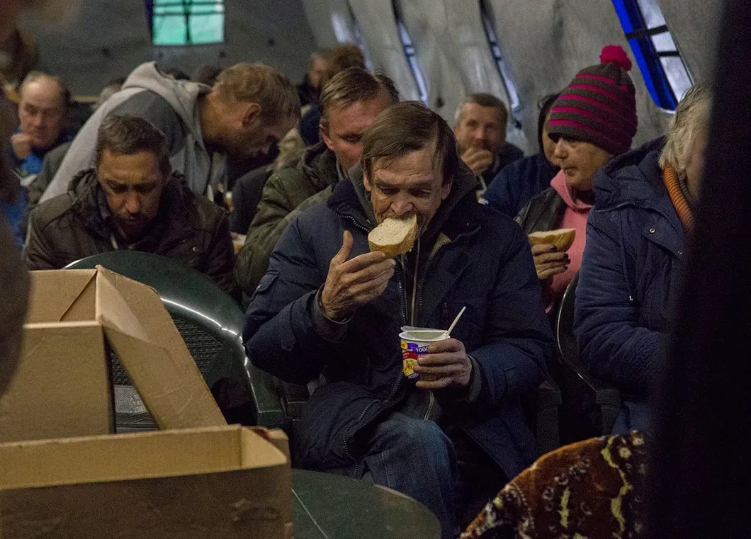 Бездомные кушают в Ангаре спасения на Курской. Фото: Светлана Виданова, специально для «Новой»