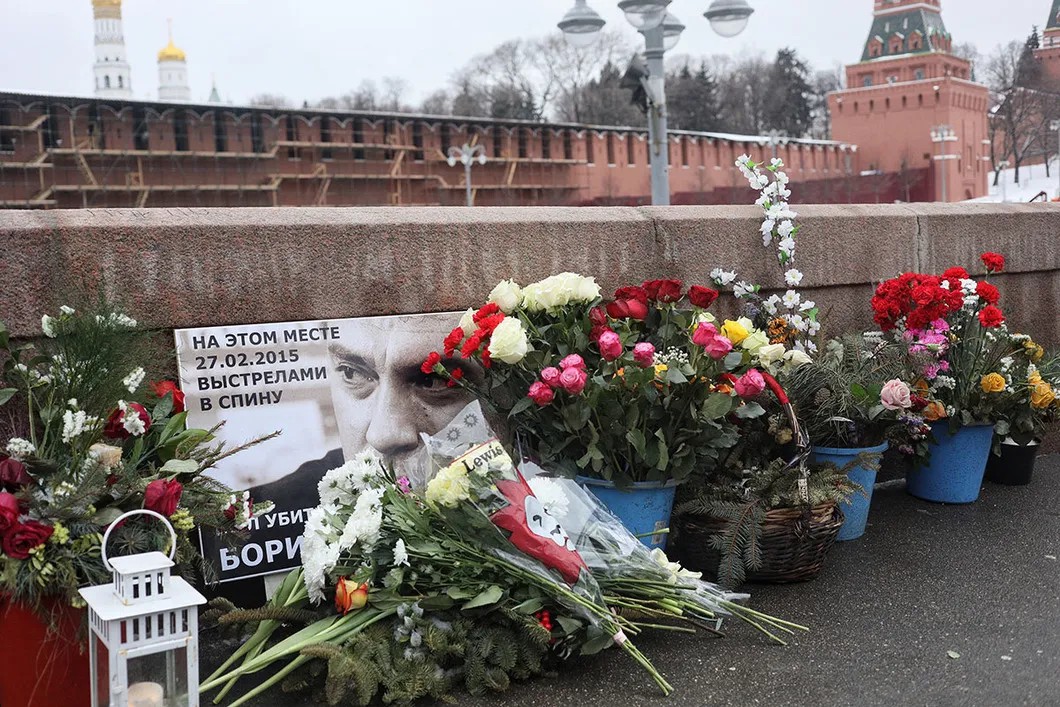 Мемориал у места убийства Бориса Немцова. Трагедия произошла 1458 дней назад. Фото: Влад Докшин / «Новая газета»
