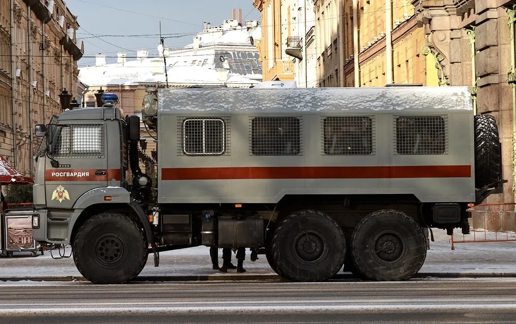 Автомобиль Росгвардии перекрывает движение на Невском проспекте. Фото: РИА Новости