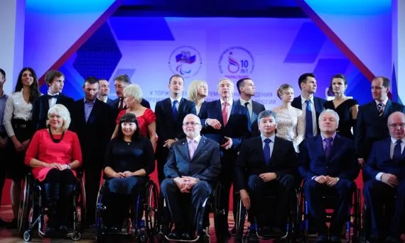Паралимпийская семья во главе с президентом International Paralimpic Commitee Филипом Крэйвеном Фото: Пелагия ЗАМЯТИНА