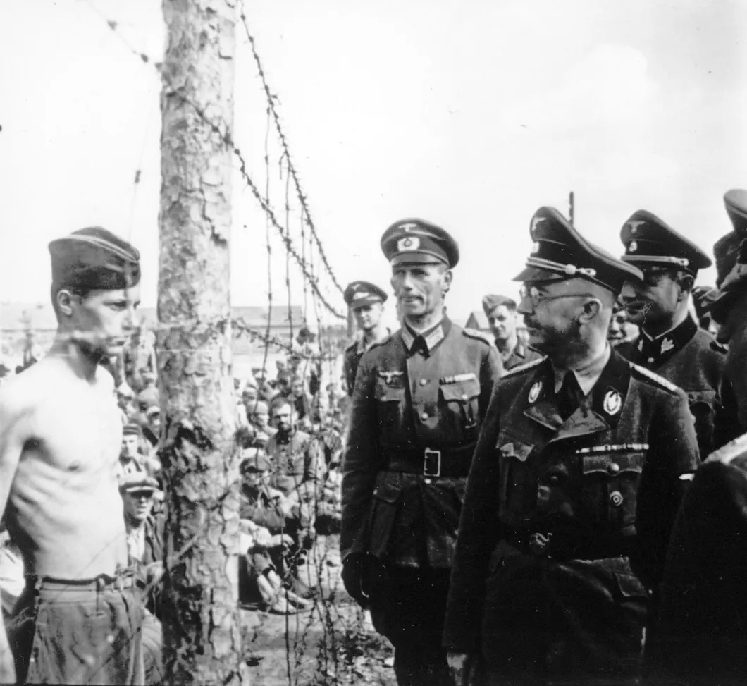 Гиммлер смотрит на русского солдата в концентрационном лагере Фото: ТАСС
