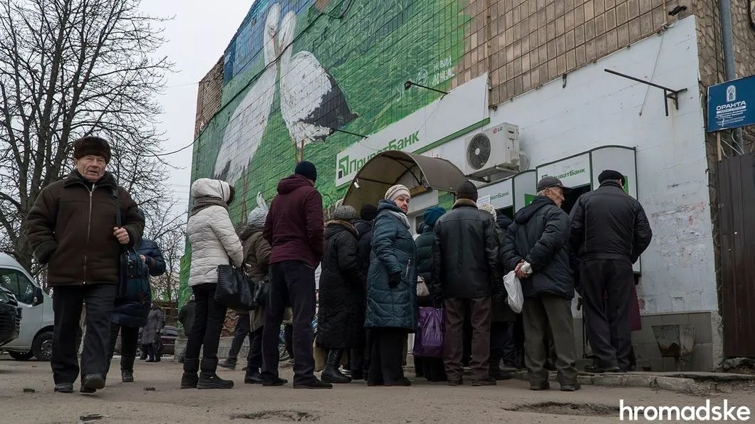 За годы войны в Станице Луганской количество банкоматов увеличилось с двух до четырнадцати, Луганская область, 27 ноября 2019 года. Фото: Александр Кохан / hromadske