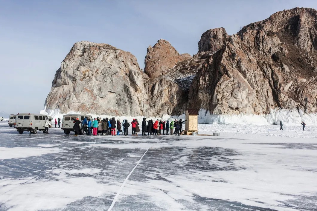 Туалет для туристов на льду Байкала. Фото: Антон Климов, из проекта «По уши».  Смотрите спецпроект тут