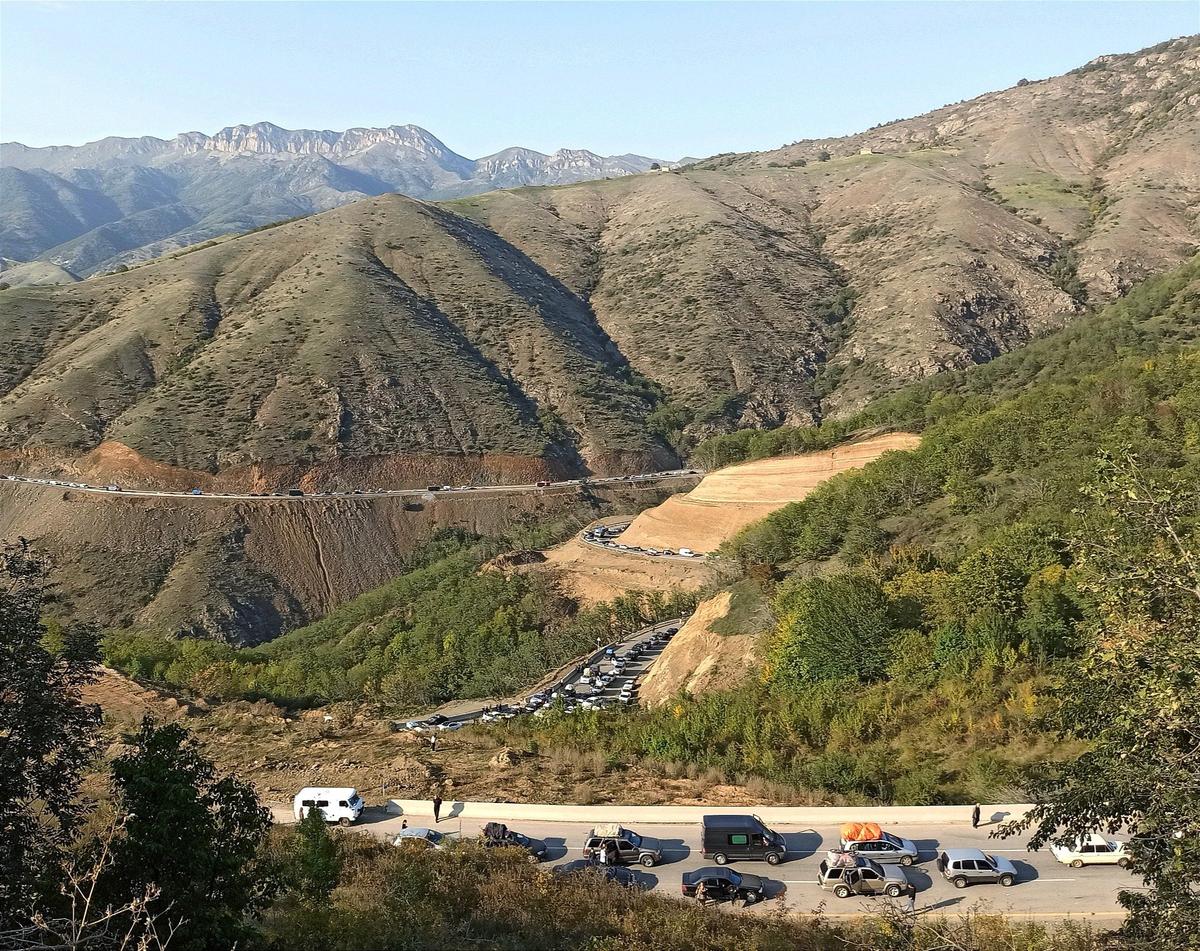 Дорога исхода. Шушинский район, 28.09.2023 г. Фото: Евгения Енгибарян