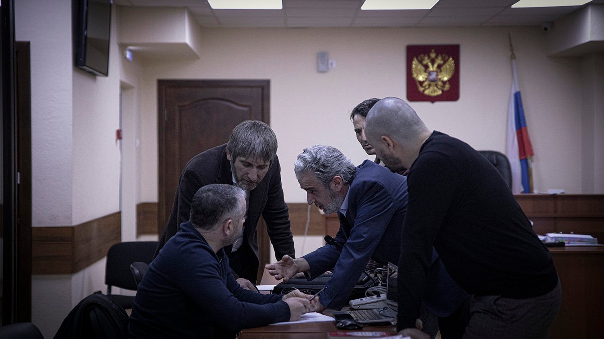 Адвокаты обвиняемых до начала процесса. Фото: Влад Докшин / «Новая»