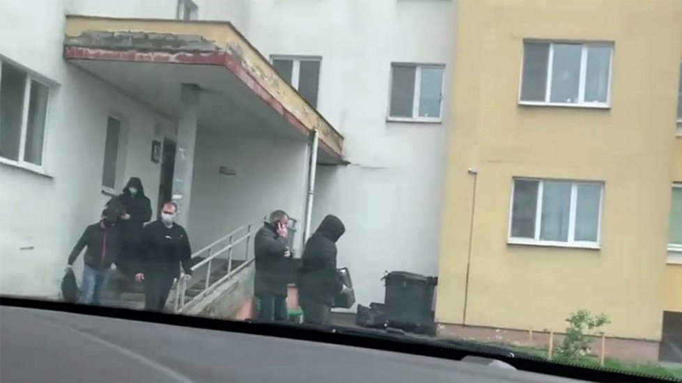 Белорусские силовики покидают квартиру главреда портала TUT.BY Марины Золотовой
