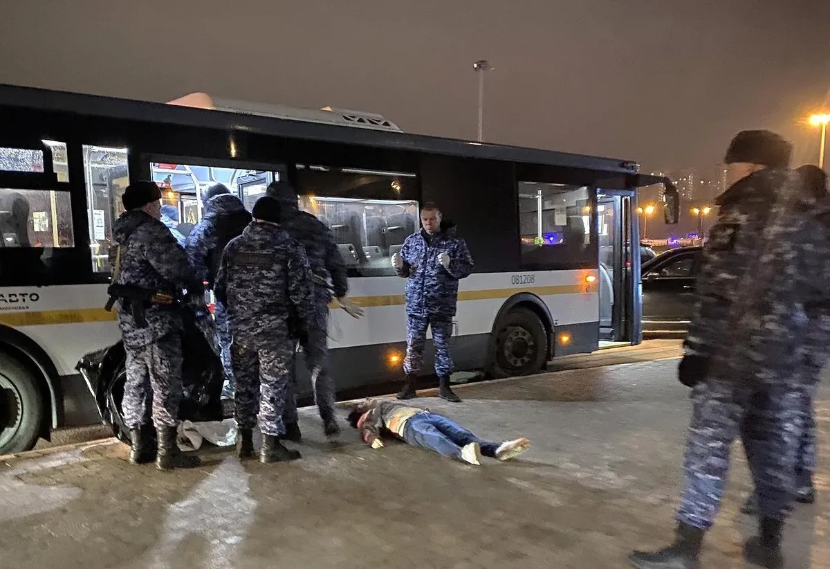 Сотрудники силовых структур около тела погибшего. Фото: Александр Черных / Коммерсантъ