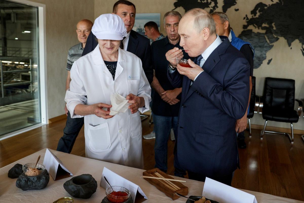 Владимир Путин во время посещения рыбоперерабатывающего комбината «Ясный» на острове Итуруп. Фото: Гавриил Григоров / пресс-служба президента РФ / ТАСС