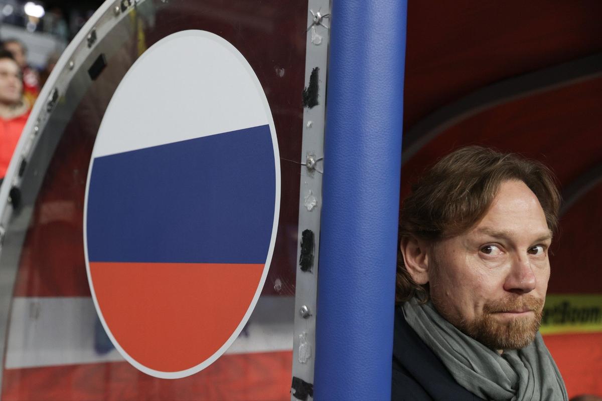 Главный тренер сборной России по футболу Валерий Карпин перед началом матча. Фото: Михаил Синицын / ТАСС