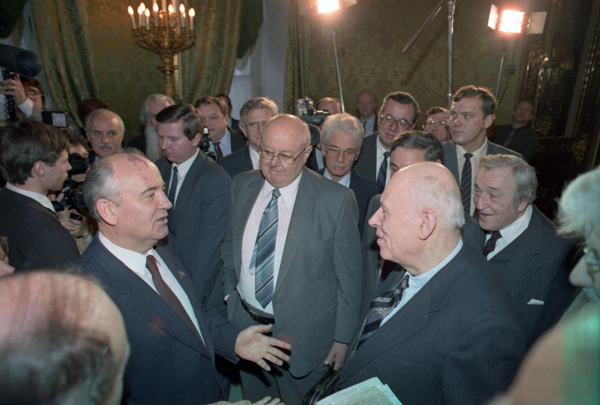 Михаил Горбачев и Андрей Сахаров. Фото: Юрий Лизунов, Александр Чумичев / Фотохроника ТАСС