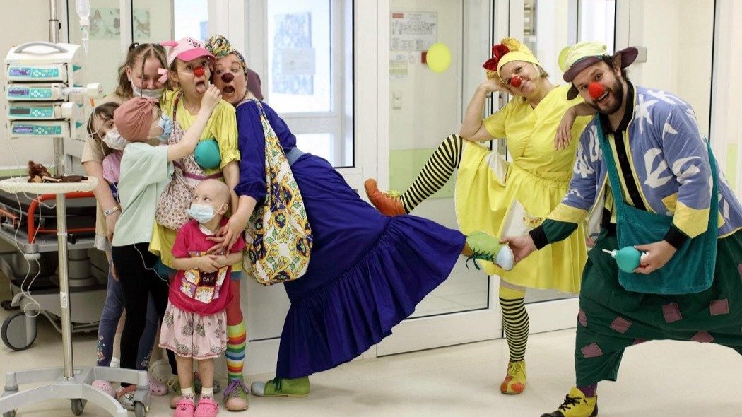 И клоун на ниточке