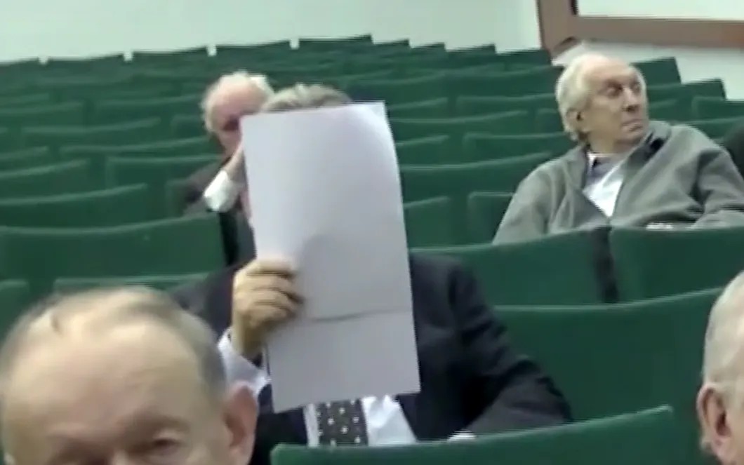 Ректор Елисеев прячется под листом бумаги