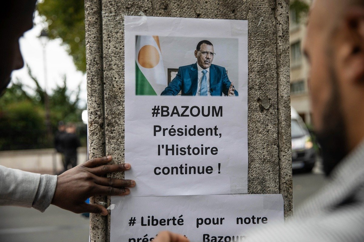 Париж, акция в поддержку президента Нигера Мохамеда Базума и ЭКОВАС. Фото: AP / TASS
