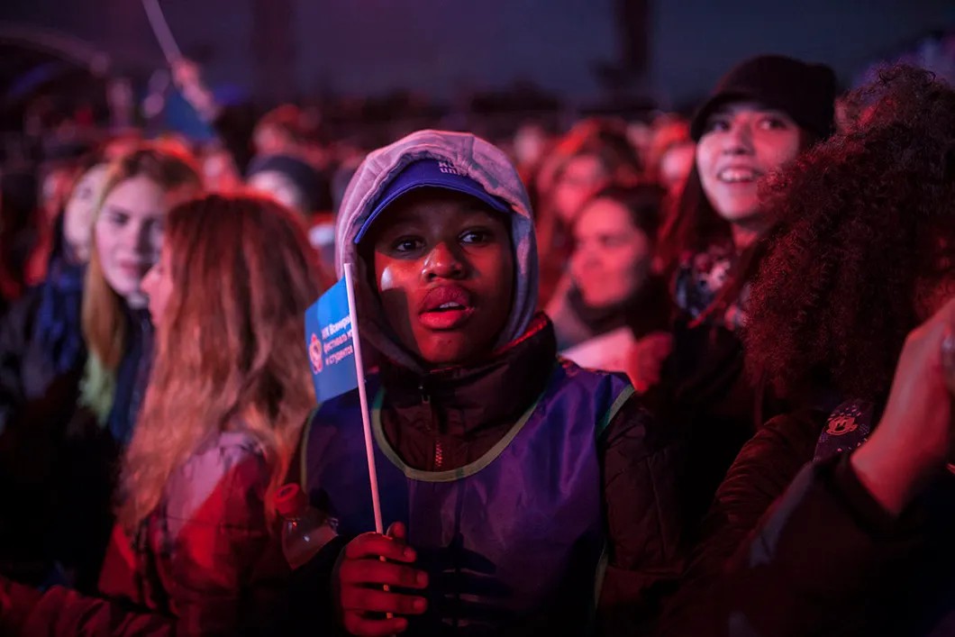 Студентка РУДН на концерте, который начался после шествия. Фото: Влад Докшин / «Новая газета»