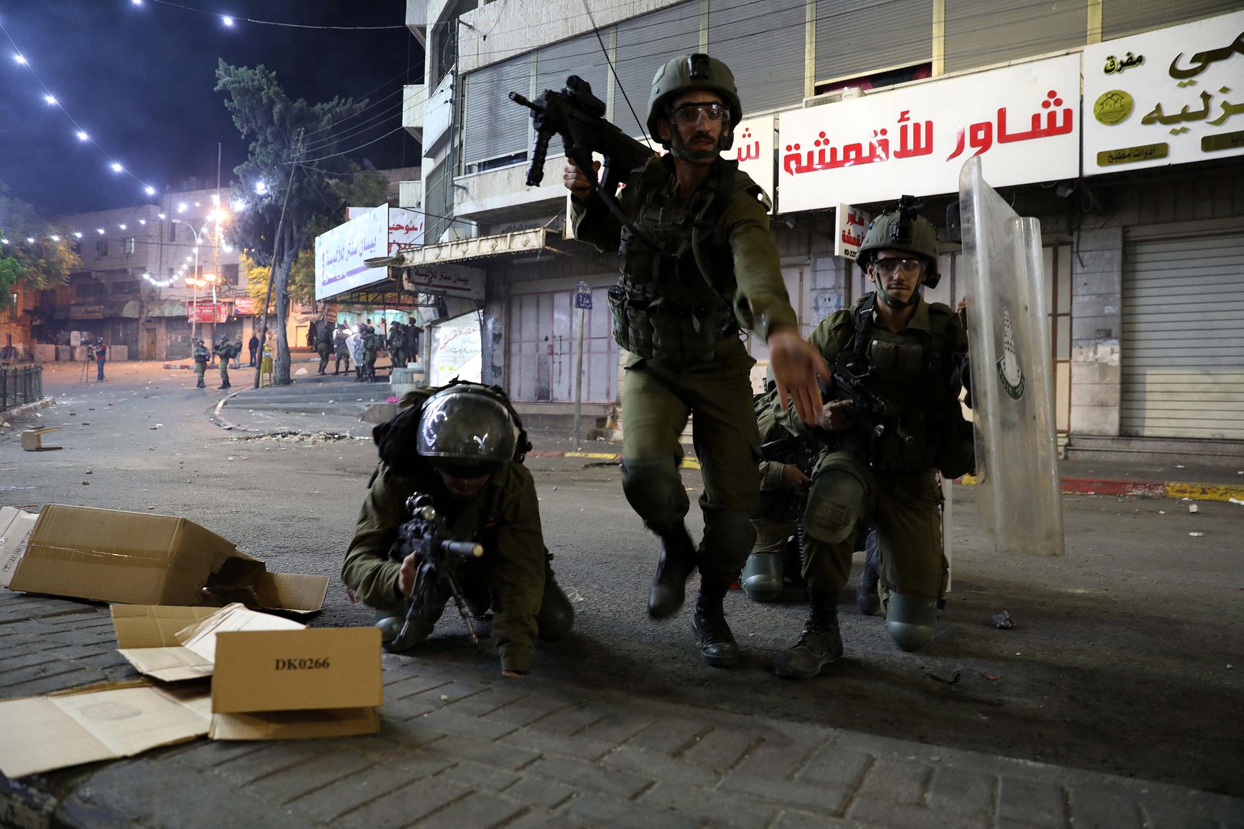 11 мая. Израильские войска во время столкновений с палестинскими демонстрантами в центре города Хеврон.Фото: EPA-EFE