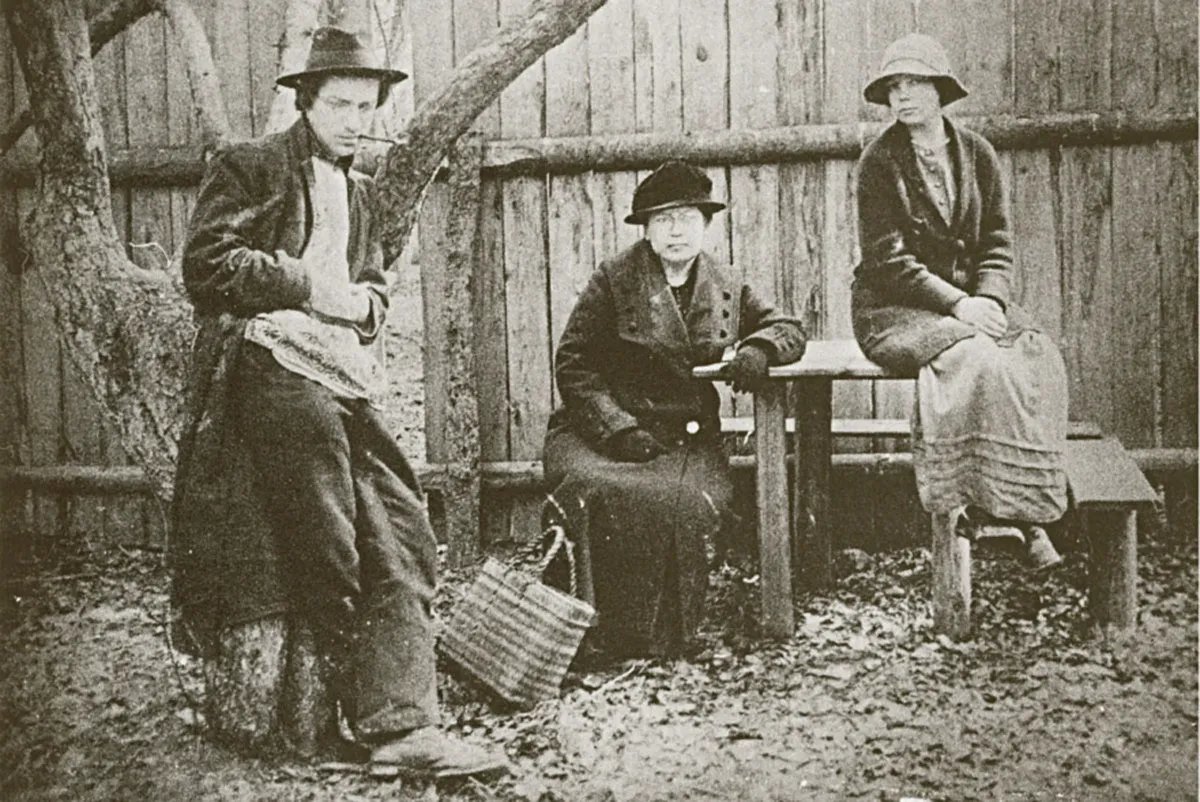 Борис Пильняк с матерью и сестрой Ниной. Коломна, 4 апреля 1915 года. Фото из архива