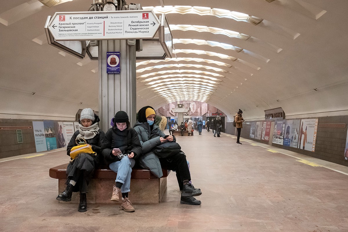 В новосибирском метро. Фото: Арден Аркман / «Новая газета»
