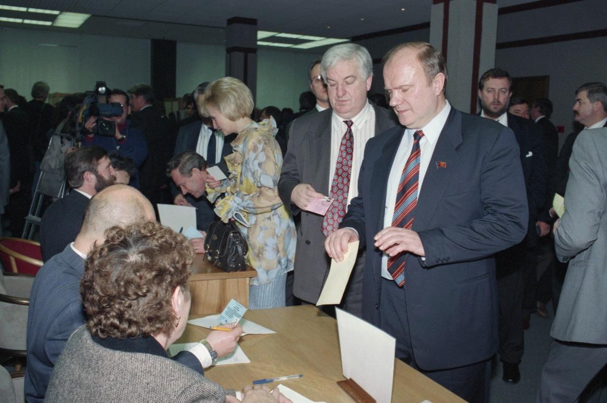 17 января 1995 г. Геннадий Зюганов во время получения бюллетеня для голосования. Фото: Нетелев Роберт / Фотохроника ТАСС