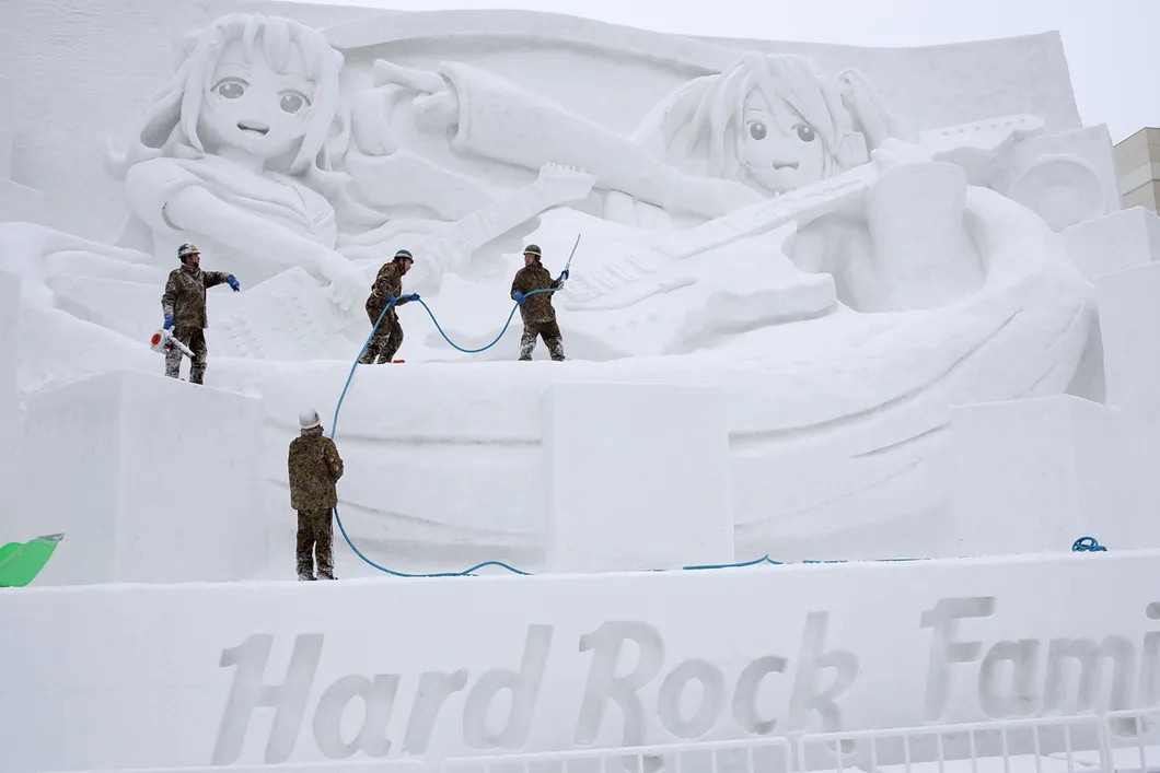 Японские военные чистят фигурную сцену Снежного фестиваля. Фото: Анна Артемьева / «Новая газета»