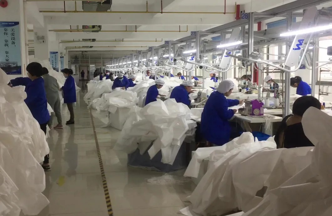 Изготовление медицинских костюмов на китайской фабрике. Фото: alibaba.com