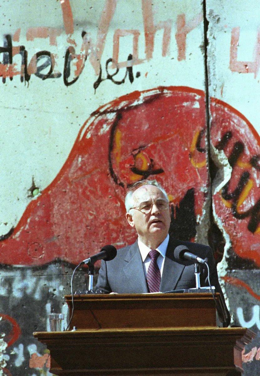 7 мая 1992 года.Михаил Горбачев на на фоне фрагмента Берлинской стены. Фото: AP Photo / Spencer Tirey