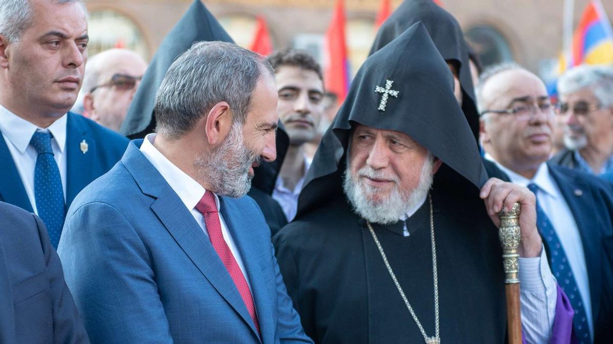 Премьер увольняет католикоса