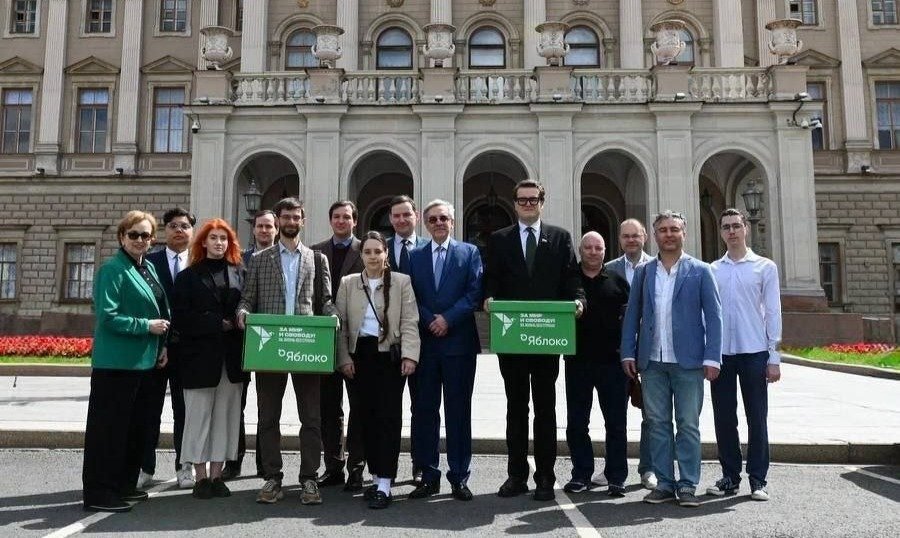 «Яблоко» сдает подписи в Горизбирком. Фото: пресс-служба партии
