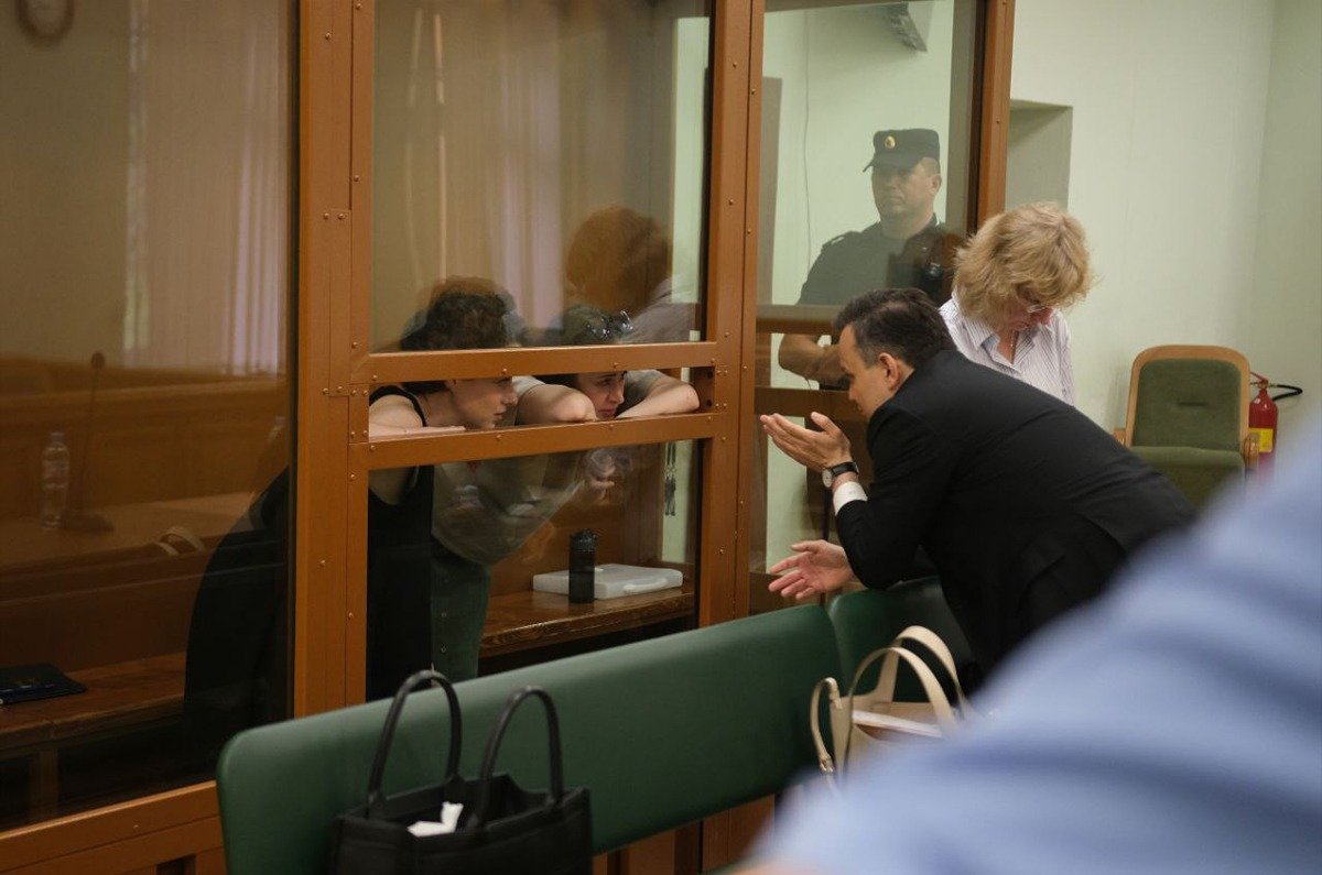 Женя Беркович и Светлана Петрийчук со своими адвокатами в зале суда, 6 июня 2024 г. Фото: Евгений Куракин