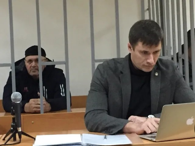 Адвокат Петр Заикин и Оюб Титиев (на заднем плане).