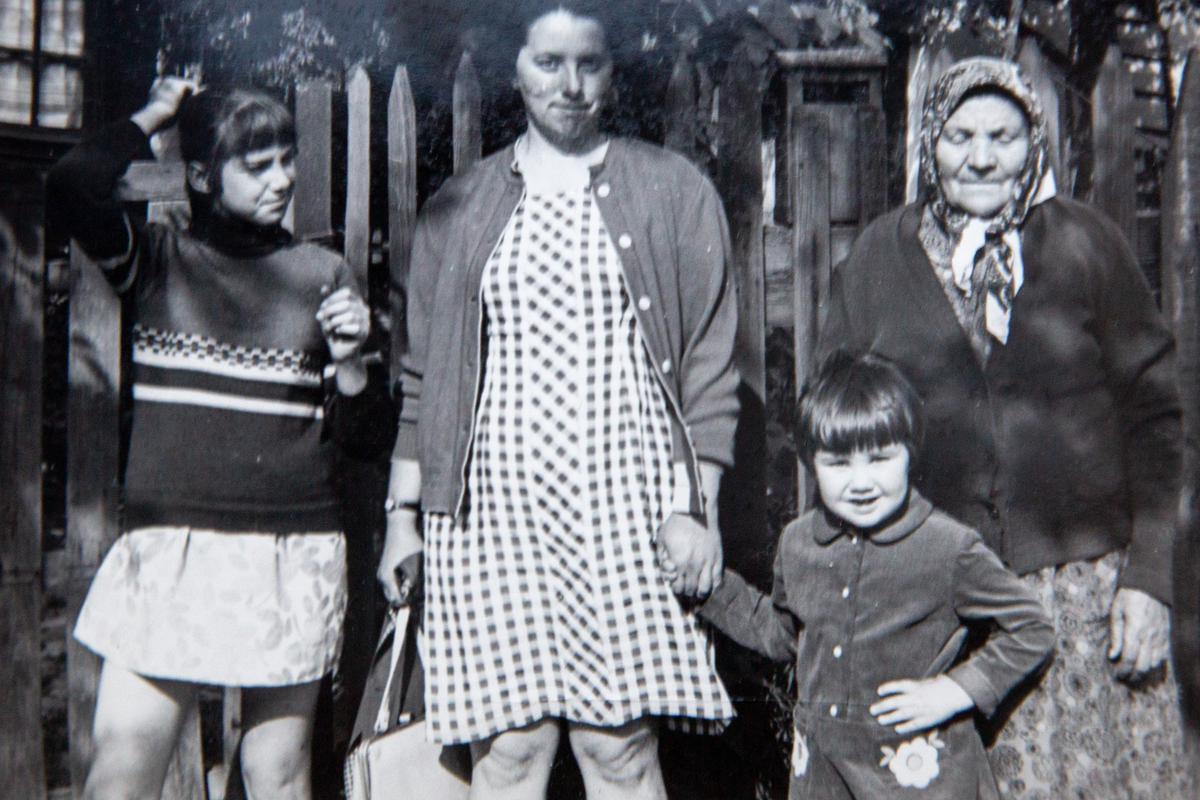 Слева направо: дочь Светлана, жена Галина, дочь Ирина, теща, 1971 год