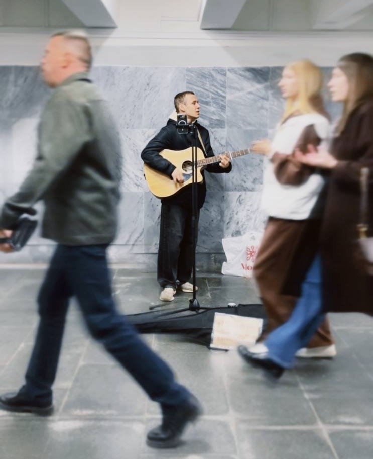 Женя Радость поет в подземном переходе. Фото: соцсети