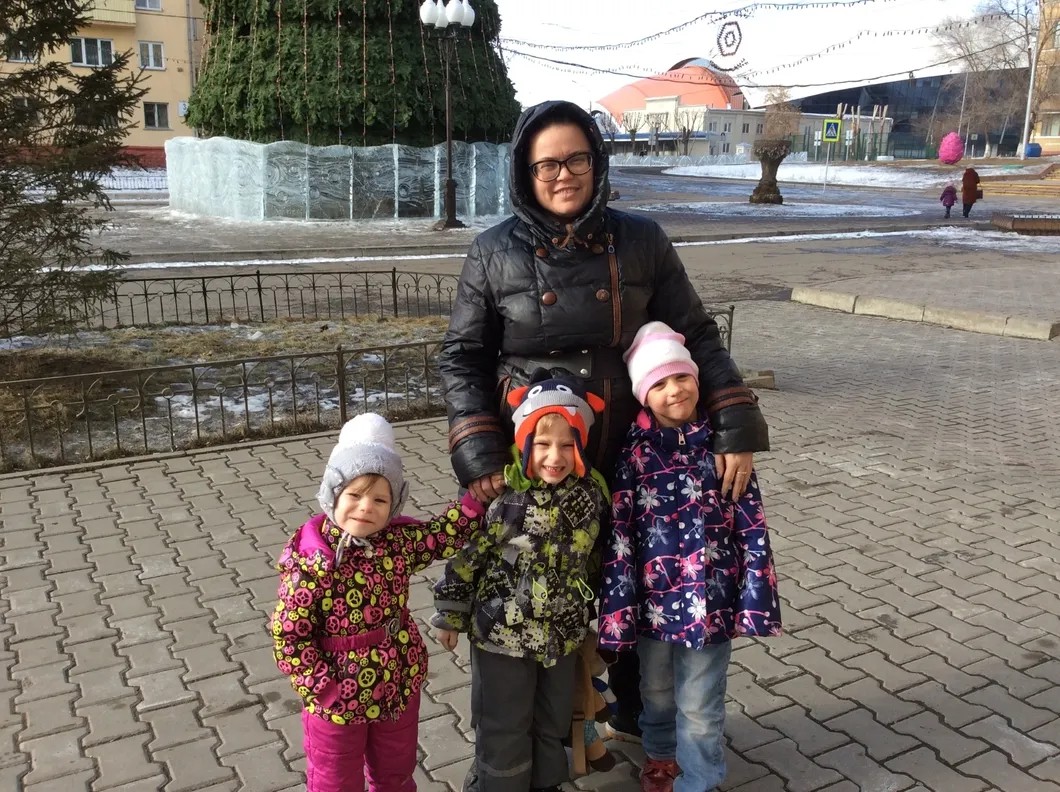 Валентина и ее младшие дети. Фото:  Алексей Тарасов/«Новая газета»