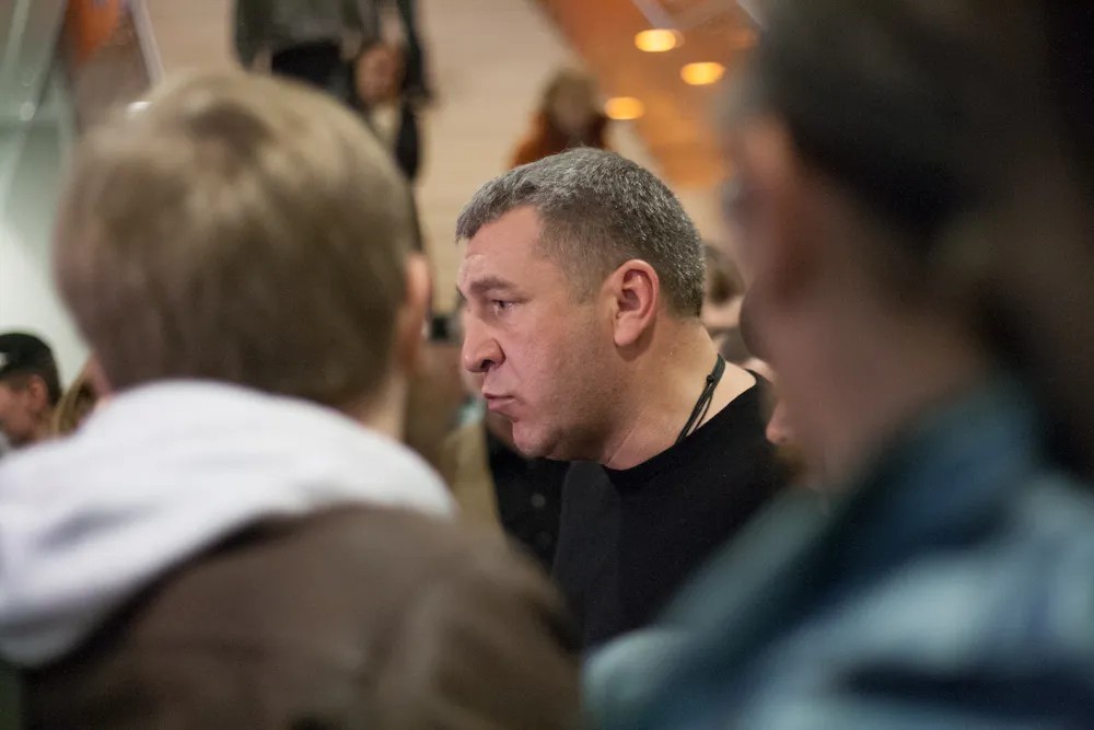 Вице-губернатор Албин говорит с родными погибших. Фото: Алиса Кустикова / «Новая газета в Санкт-Петербурге»