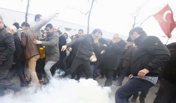 05.03.2016. Стамбул. Турецкий спецназ разгоняет слезоточивым газом митинг в поддержку газеты «Заман» Фото: Reuters